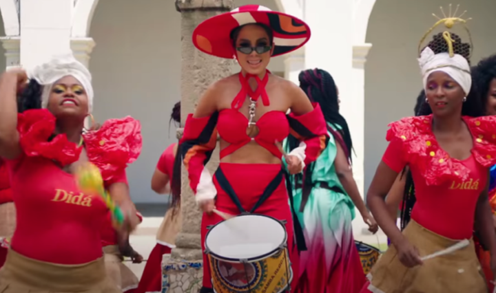 anitta-faz-leilao-de-figurinho-768x444