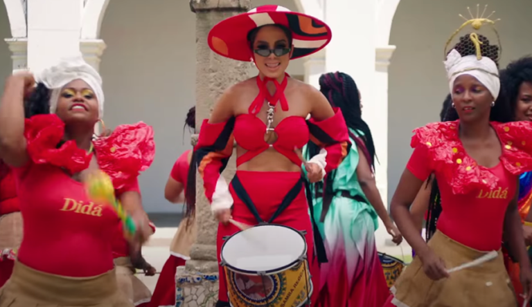 anitta-faz-leilao-de-figurinho-768x444