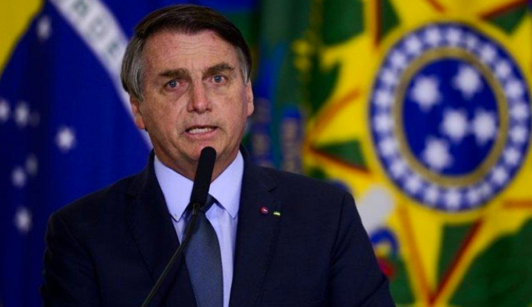 Bolsonaro-assina-medida-que-isenta-moradores-do-Amapa-de-pagarem-a-conta-de-luz-768x444