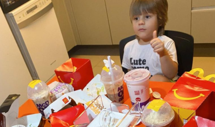 menino-de-3-anos-gasta-400-reais-no-ifood-com-cartao-da-mae-768x444