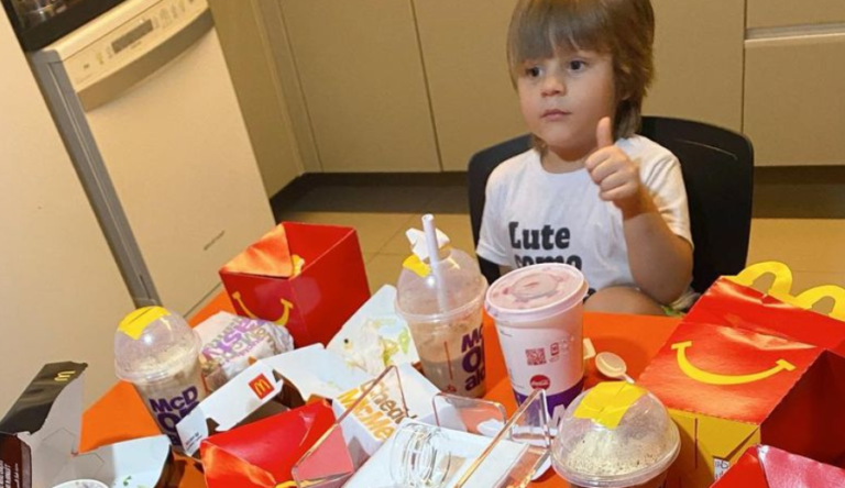 menino-de-3-anos-gasta-400-reais-no-ifood-com-cartao-da-mae-768x444