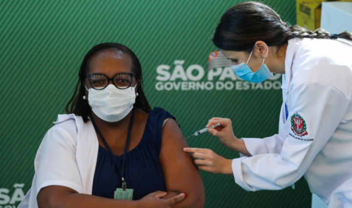 Primeira-pessoa-vacinada-no-Brasil-recebe-a-segunda-dose-768x444