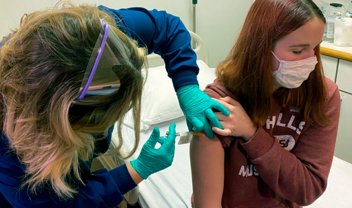 Pfizer-quer-vacinar-adolescentes-dos-12-aos-15-anos-no-Brasil