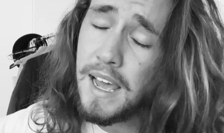 Vitor-Kley-grava-cover-poderoso-da-musica-Leave-The-Door-Open
