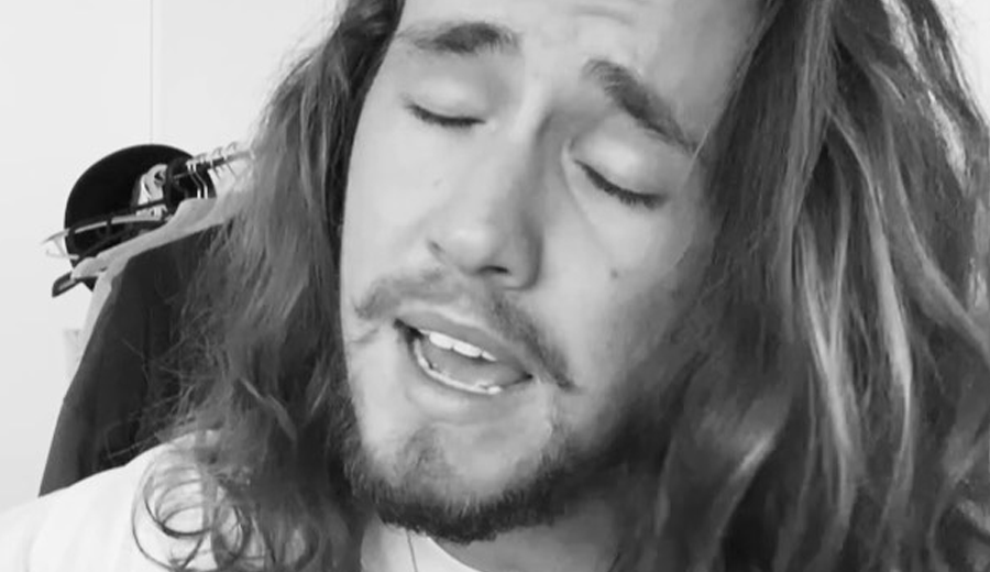 Vitor-Kley-grava-cover-poderoso-da-musica-Leave-The-Door-Open