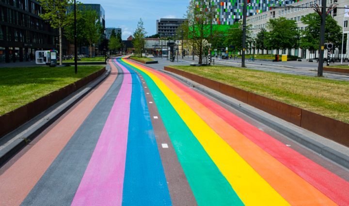 Municipio-da-Holanda-pinta-ciclovia-inteira-com-as-cores-do-arco-iris