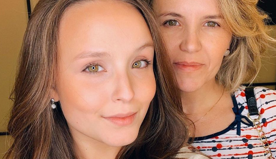 mae-de-Larissa-Manoela-cancela-a-propria-filha-no-instagram-podcast-15-minutos-de-fama