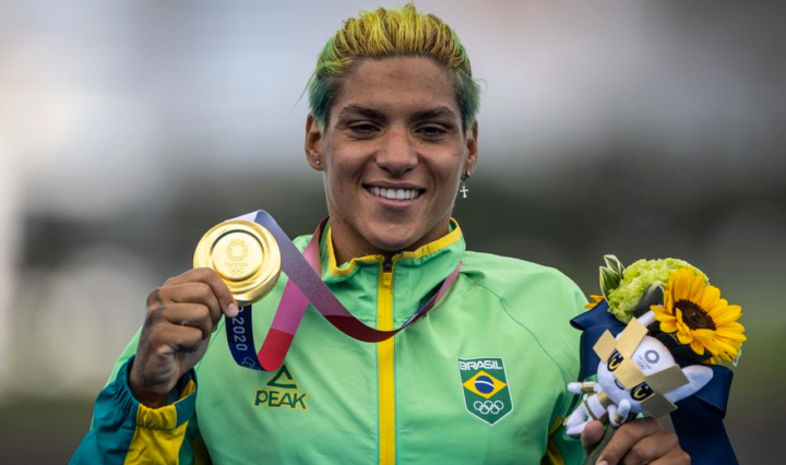 Ana-Marcela-Cunha-e-ouro-na-maratona-aquatica