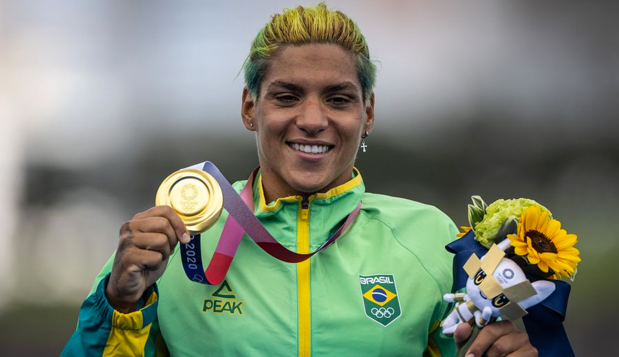 Ana-Marcela-Cunha-e-ouro-na-maratona-aquatica