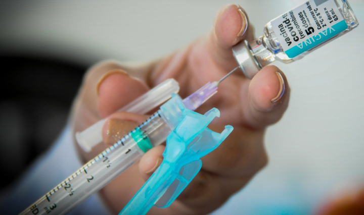 Brasil-vai-aplicar-terceira-dose-de-reforco-da-vacina-primeiro-em-profissionais-da-saude-e-idosos-1