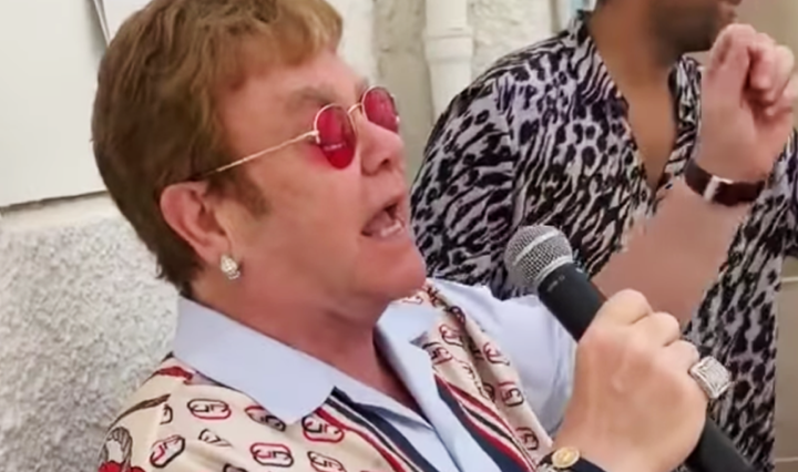 Elton-John-faz-show-surpresa-em-restaurante-na-Franca