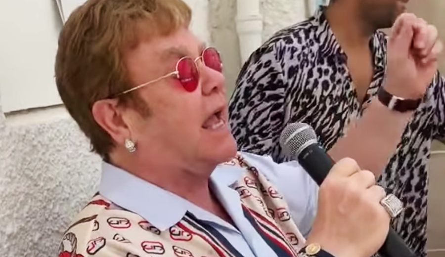 Elton-John-faz-show-surpresa-em-restaurante-na-Franca