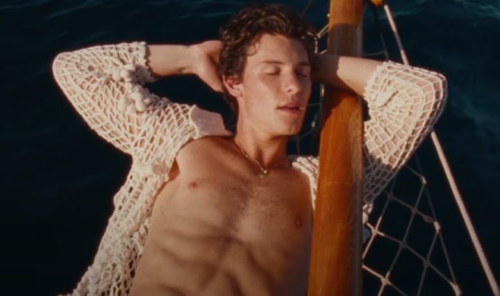 Em-clipe-de-Summer-of-Love-Shawn-Mendes-se-diverte-ao-lado-de-amigos