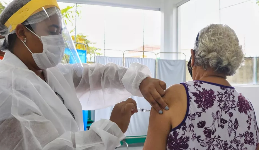 Rio-de-Janeiro-vai-aplicar-a-terceira-dose-da-vacina-nos-idosos-