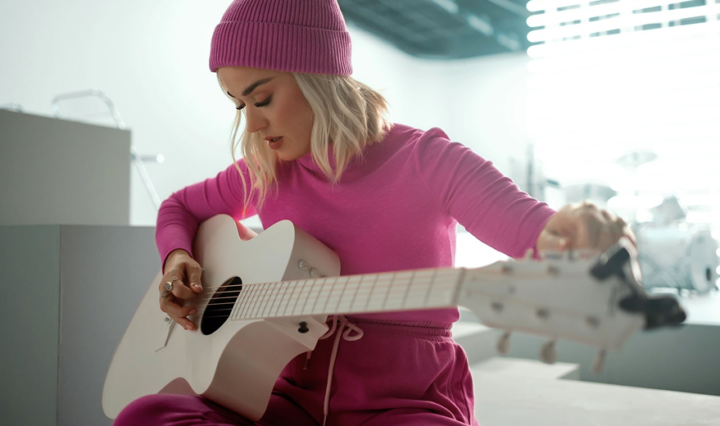 Katy-Perry-grava-cover-de-All-You-Need-Is-Love-dos-Beatles