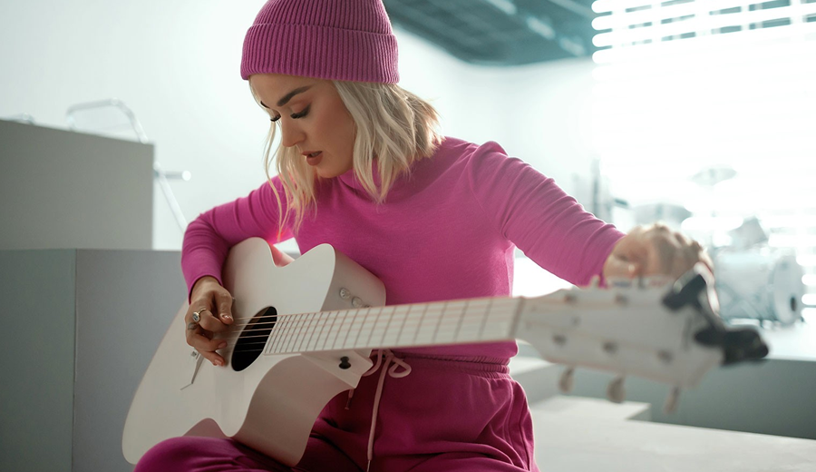 Katy-Perry-grava-cover-de-All-You-Need-Is-Love-dos-Beatles