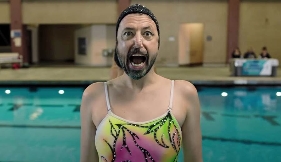 Foo-Fighters-vive-equipe-bizarra-de-nado-sincronizado-em-novo-clipe