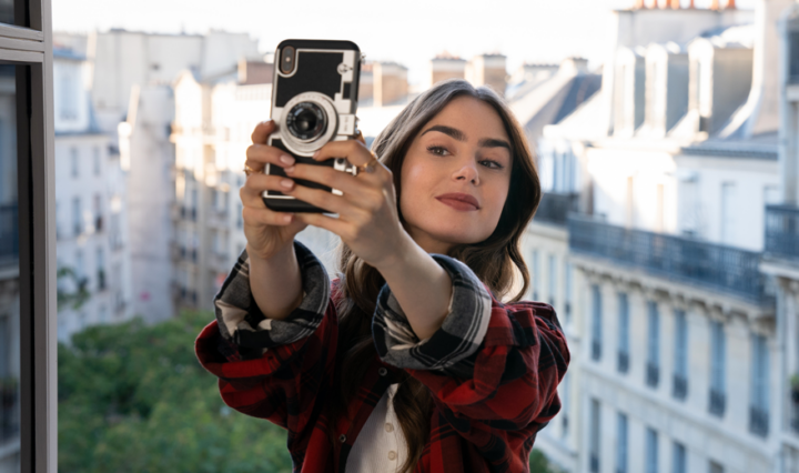 Lily-Collins-anuncia-fim-das-gravacoes-da-segunda-temporada-de-Emily-em-Paris