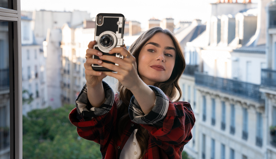 Lily-Collins-anuncia-fim-das-gravacoes-da-segunda-temporada-de-Emily-em-Paris