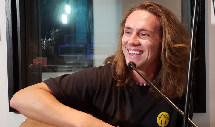 vitor-kley-podcast-sabe-aquela-musica-o-amor-machuca-demais