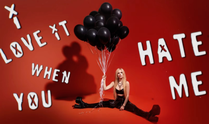 Avril-Lavigne-e-presa-no-clipe-de-Love-It-When-You-Hate-Me.-Assista