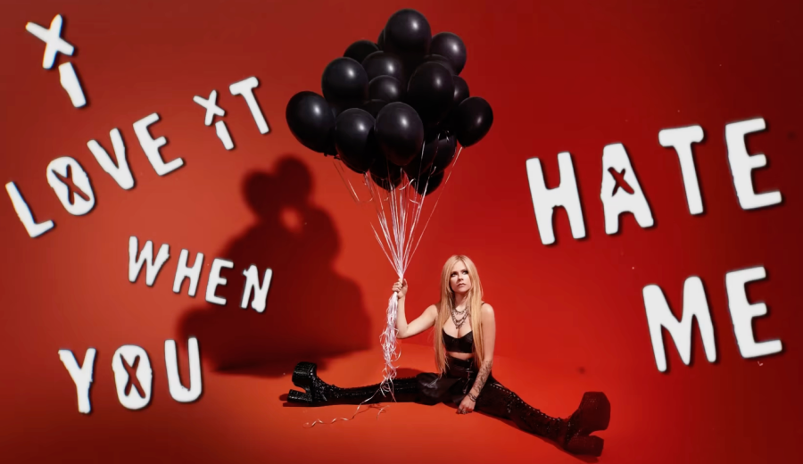Avril-Lavigne-e-presa-no-clipe-de-Love-It-When-You-Hate-Me.-Assista