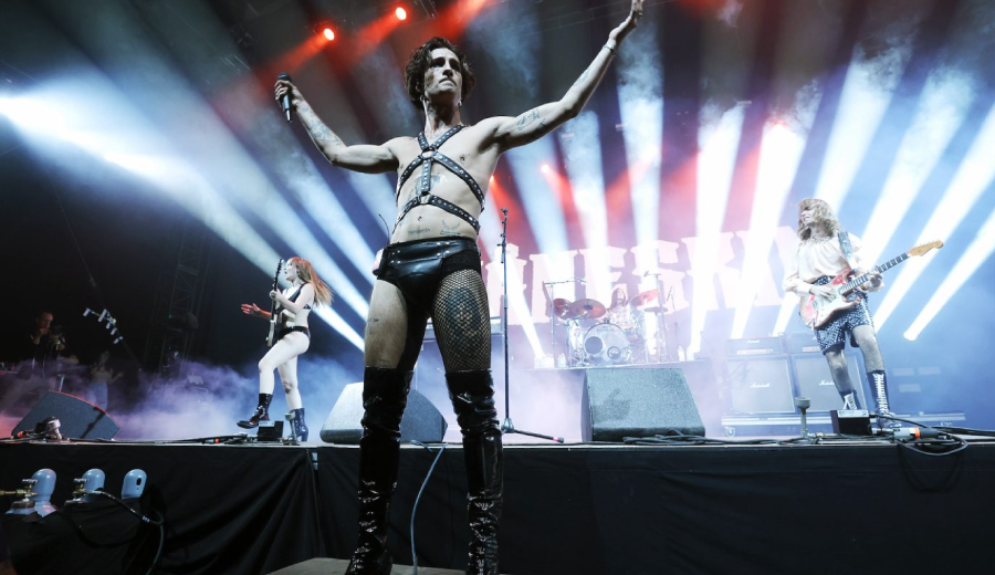 Com-figurino-exotico-Maneskin-da-o-que-falar-ao-fazer-cover-de-Womanizer-da-Britney-Spears.-Assista
