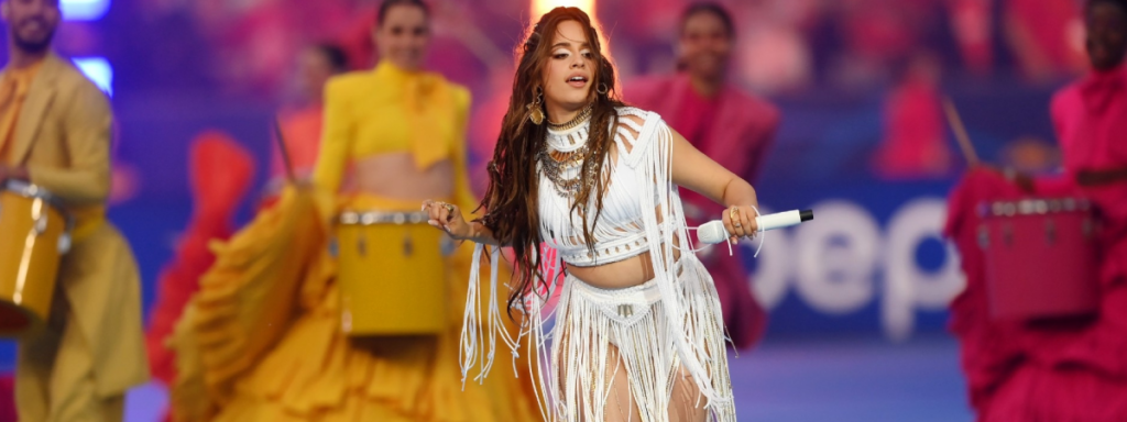 Liga-dos-Campeoes-Camila-Cabello-se-irrita-com-torcedores-que-cantaram-os-hinos-dos-times-durante-sua-performance-1024x384