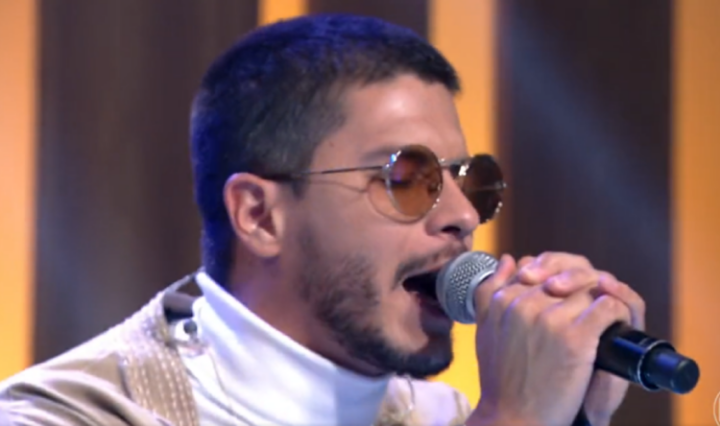Mandou-mal-Arthur-Aguiar-canta-ao-vivo-no-programa-Encontro-e-divide-opinioes-nas-redes-sociais-768x444