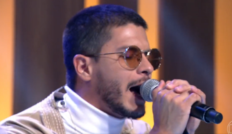 Mandou-mal-Arthur-Aguiar-canta-ao-vivo-no-programa-Encontro-e-divide-opinioes-nas-redes-sociais-768x444