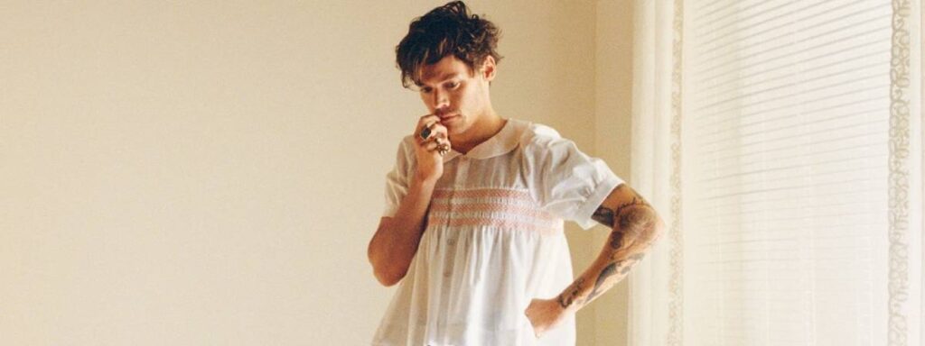 Pop-de-qualidade-Harry-Styles-lanca-novo-album-Harrys-House-1024x384