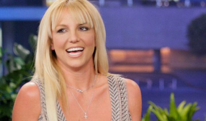 Britney-Spears-canta-...Baby-One-More-Time-enquanto-lava-a-roupa-em-casa