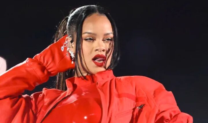 rihanna-volta-aos-palcos-com-apresentacao-no-super-bowl