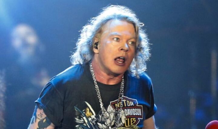 axl-rose-leva-tombo-em-show