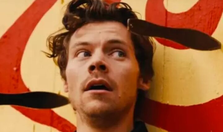 harry-styles-e-atracao-de-circo-e-aparece-voando-em-clipe-de-daylight
