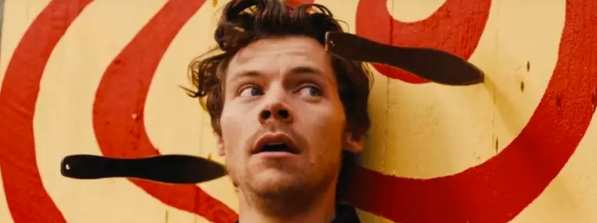 harry-styles-e-atracao-de-circo-e-aparece-voando-em-clipe-de-daylight